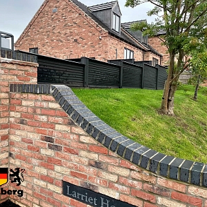 Забор из ДПК Alpine Ceylon Ebony при разном освещении.