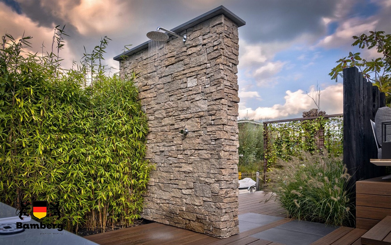 Террасная доска ДПК Bamberg, African Bubinga и камень Кварцит Sesame Yellow Country в ландшафтном дизайне