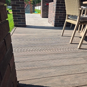 Террасная доска ДПК Bamberg Solid, Brazilian Walnut на открытой террасе